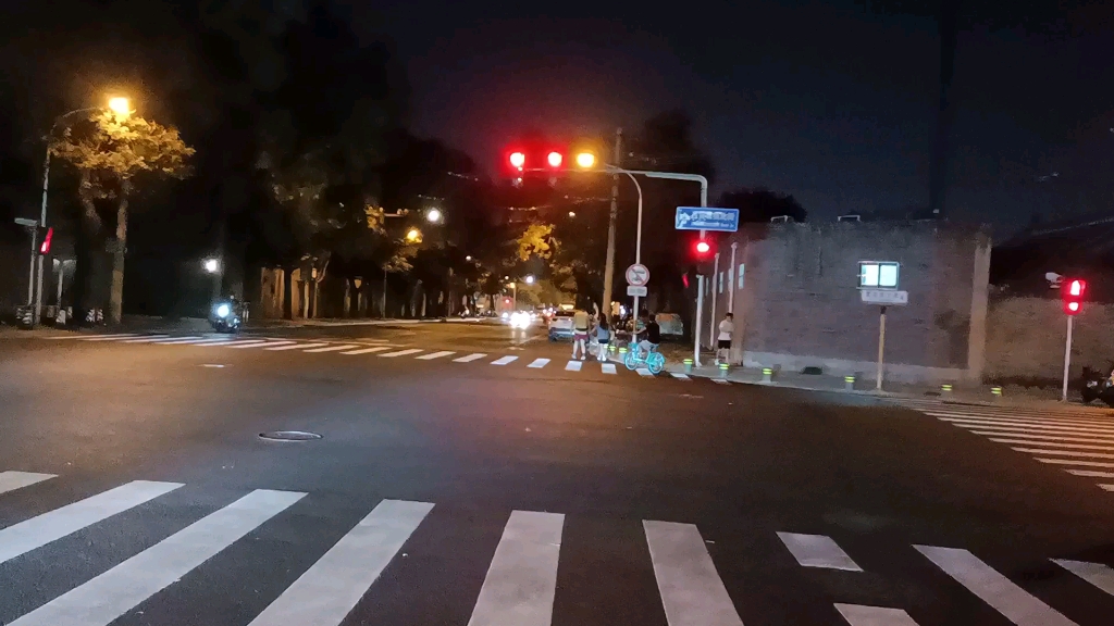 晚上骑车经过西黄城根北街路口和西单北大街等红绿灯