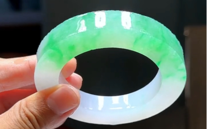 半截阳绿色沁人心脾,好的品质同行也是"一镯难求"#翡翠手镯 #翡翠