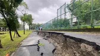 Download Video: 岛内大旱刚过又陷洪灾，高雄暴雨现天坑，“罢韩”团体甩锅韩国瑜