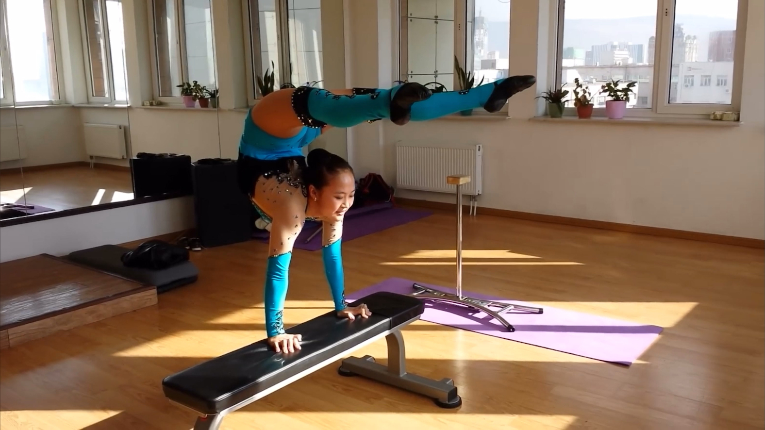 杂技柔术练习倒立