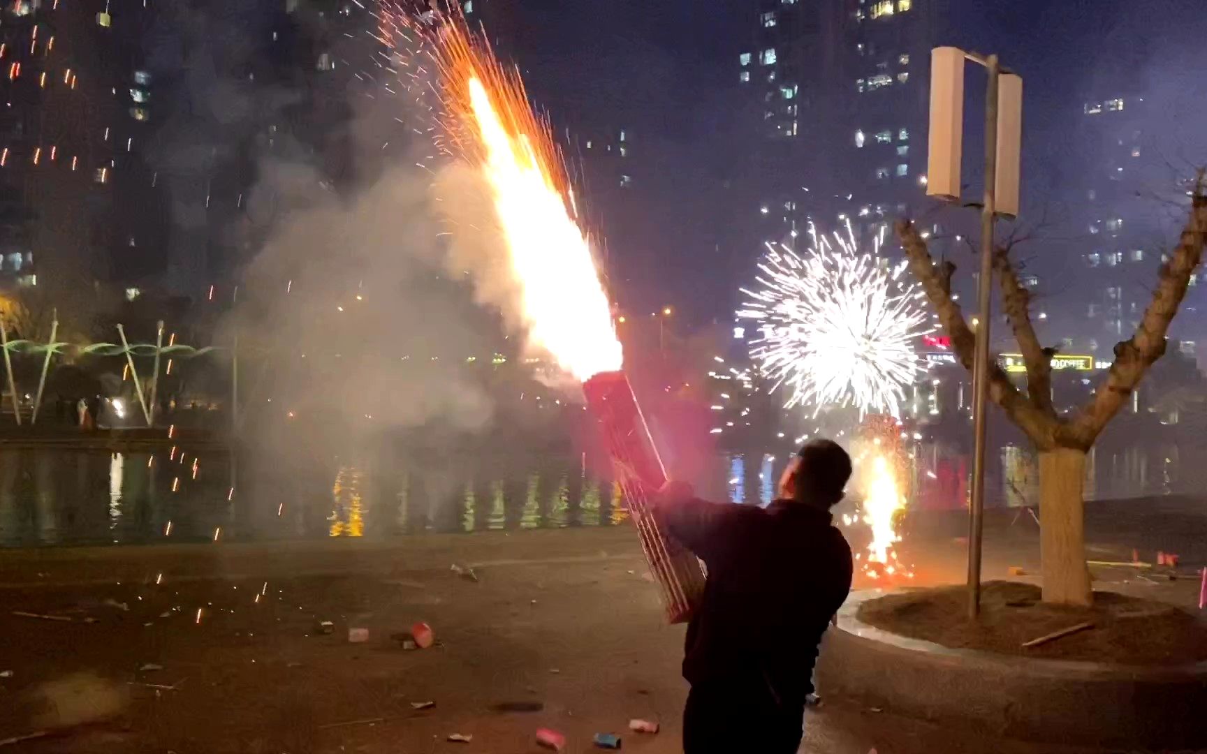 我们这解禁烟花爆竹了,大年三十满城烟火,放个"加特林"助助兴_哔哩