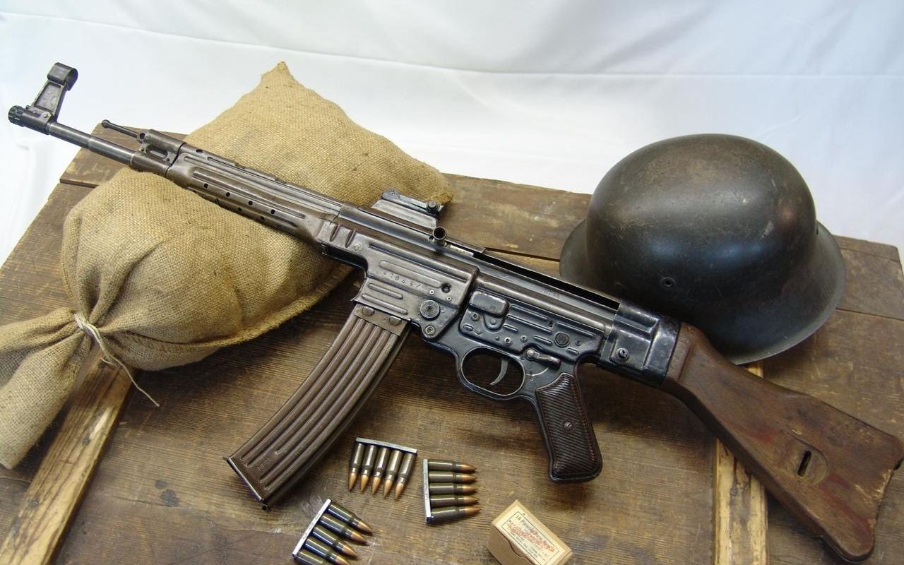 轻武器:划时代的产物,就不服加兰德,二战最强步枪stg44的由来_哔哩