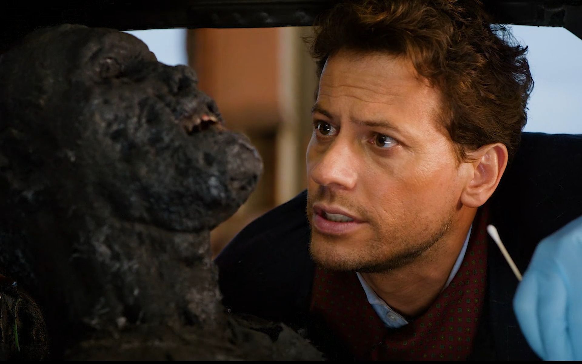 黑人小伙被人烧成了黑炭渣渣这到底怎么回事呢?