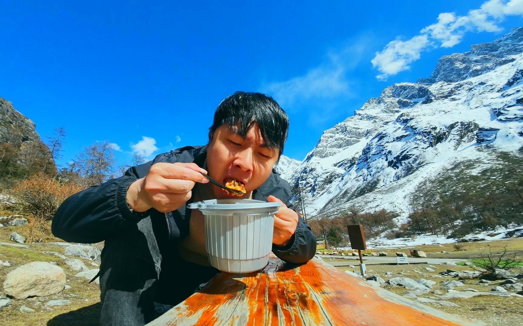 徒步川西4A景区毕棚沟,海拔3600米吃鱼香肉丝饭,看着雪山吃饭香哔哩哔哩bilibili