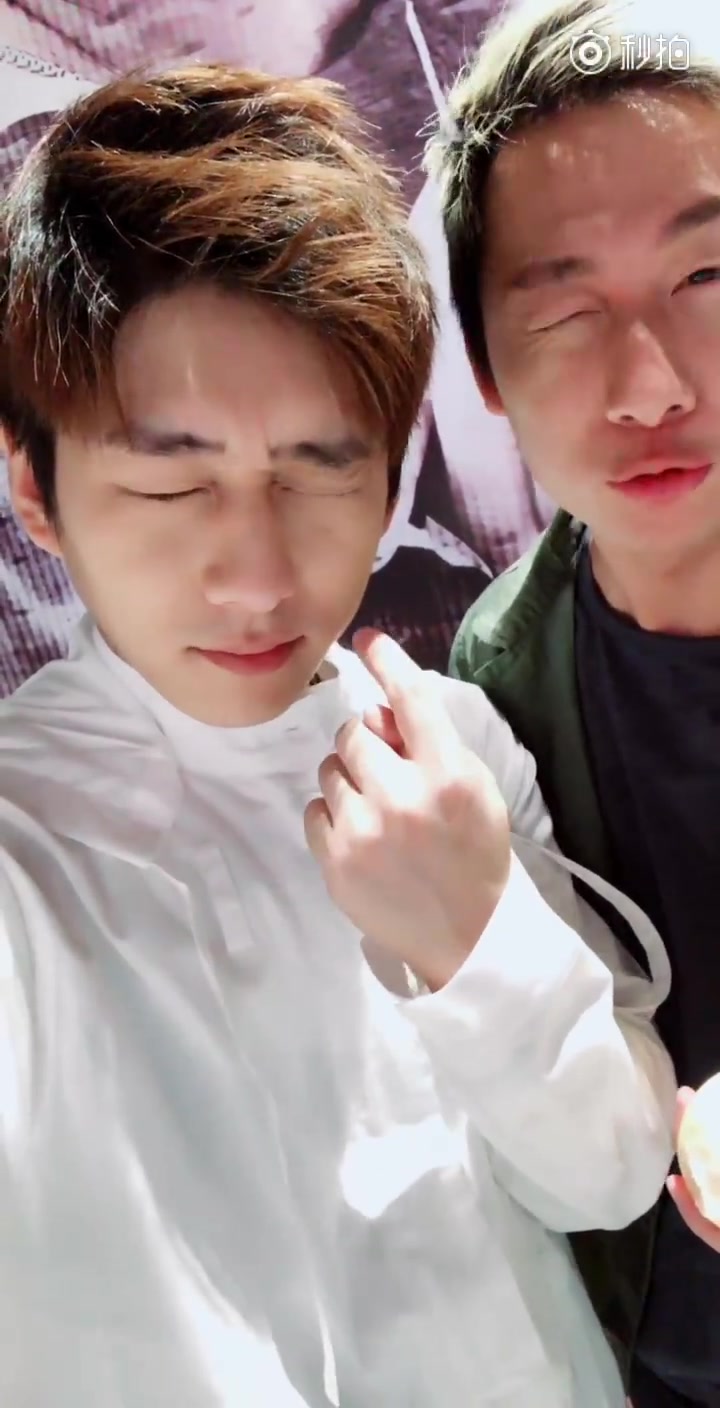 韩宇亮亮挤眉弄眼用脸跳舞