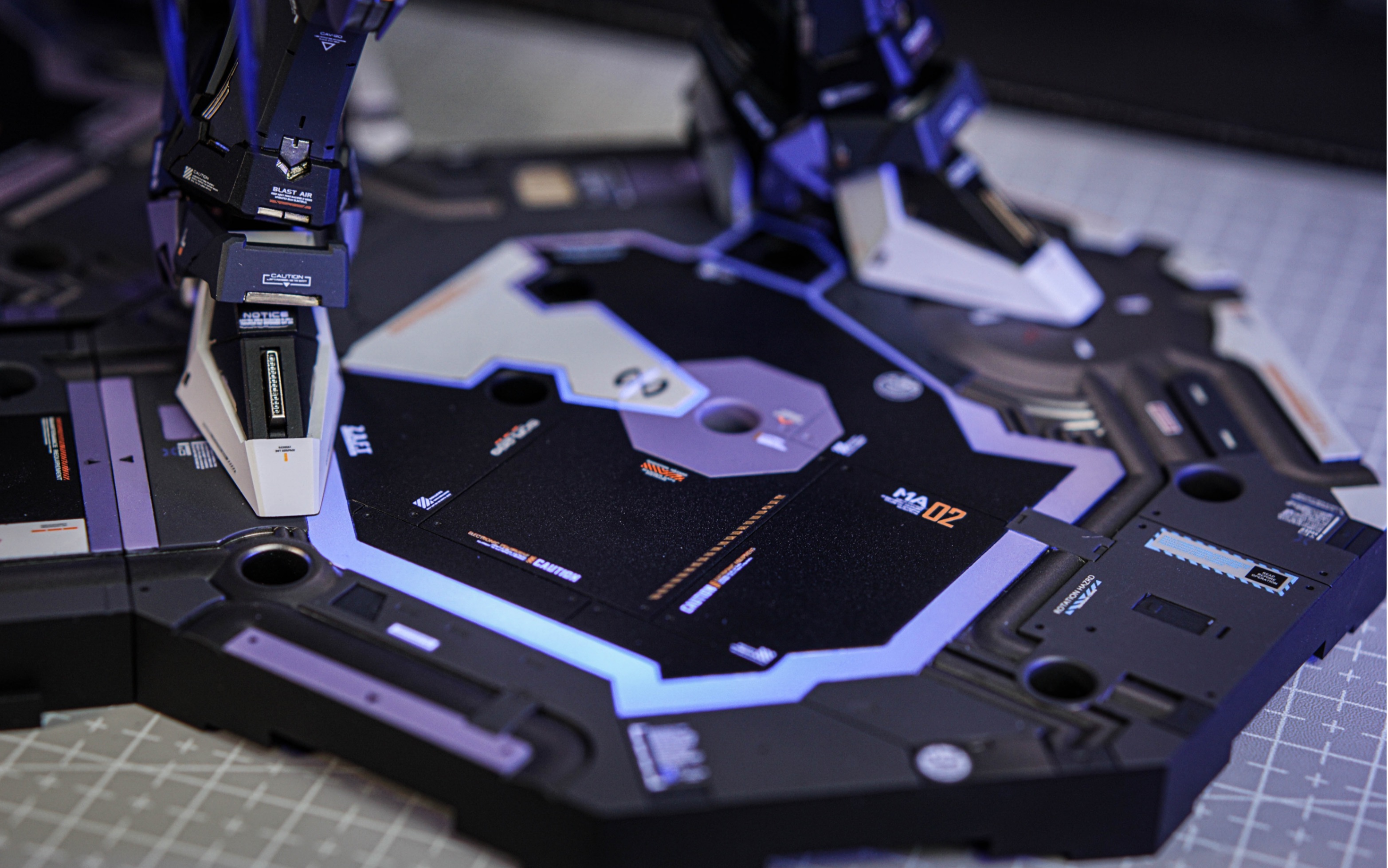 万代高达通用地台喷涂展示细节满满用了金属漆和荧光漆金色在紫光灯的