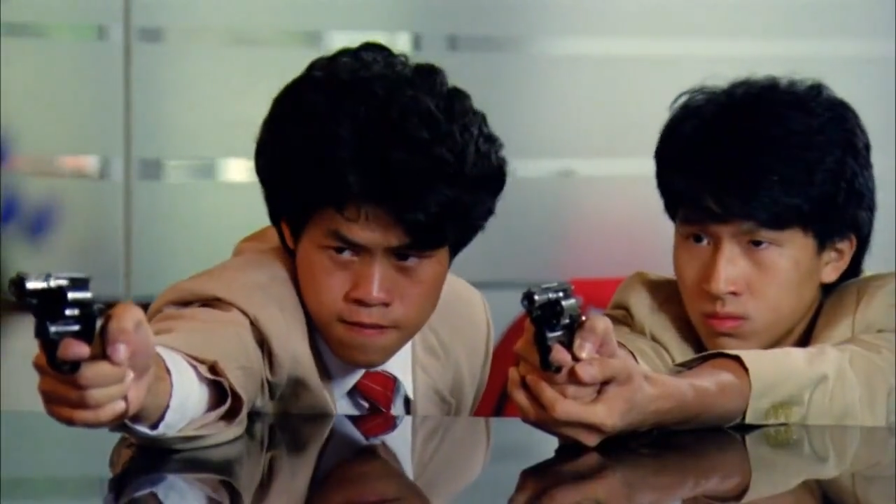 皇家飞凤:杀手想抢钻石,不料遇上便衣女警,霸气开枪,追杀杀手,凶手一