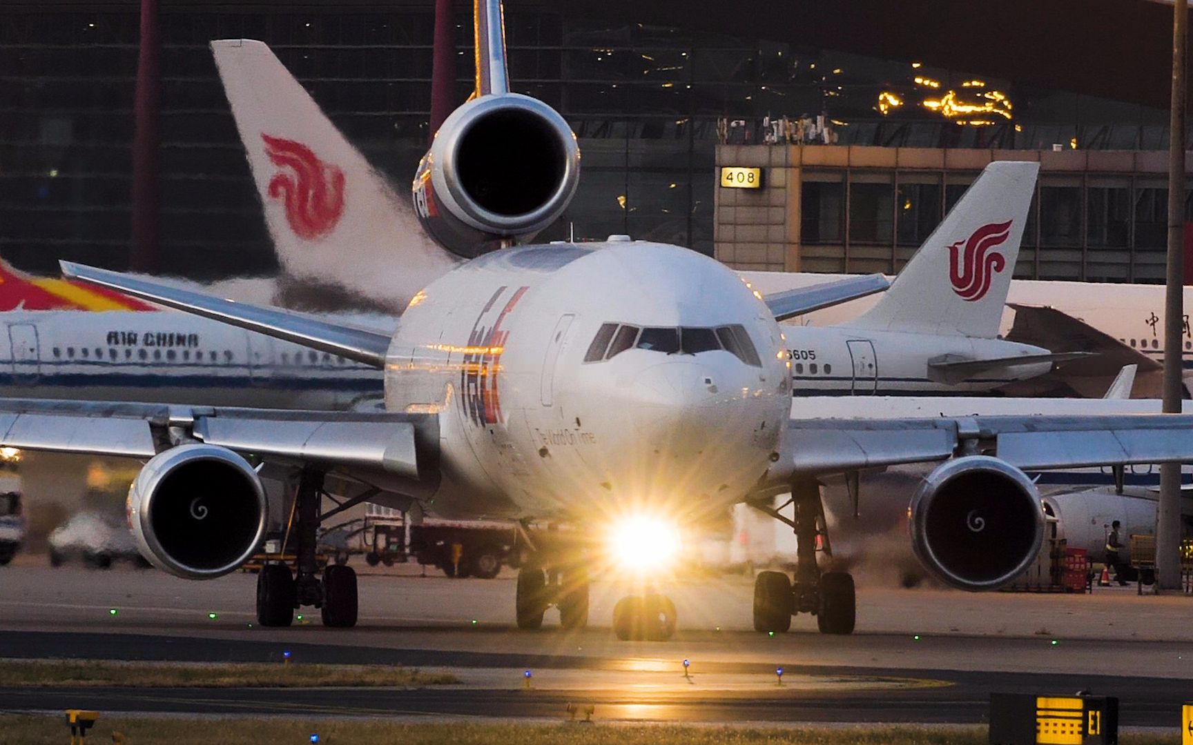 聯邦快遞波音777,麥道md-11f貨機降落首都機場,裝卸貨物起飛返航