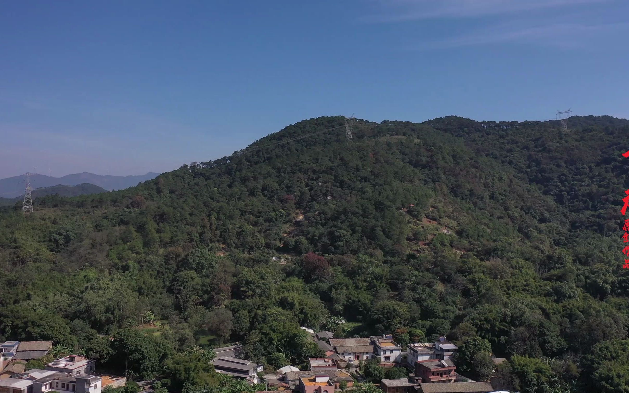 [图]航拍广西农村大山里一处人杰地灵的好山景