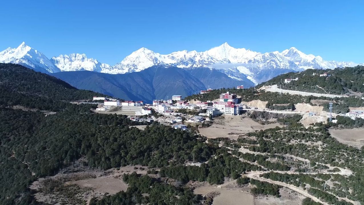 航拍飞来寺观景台和梅里雪山