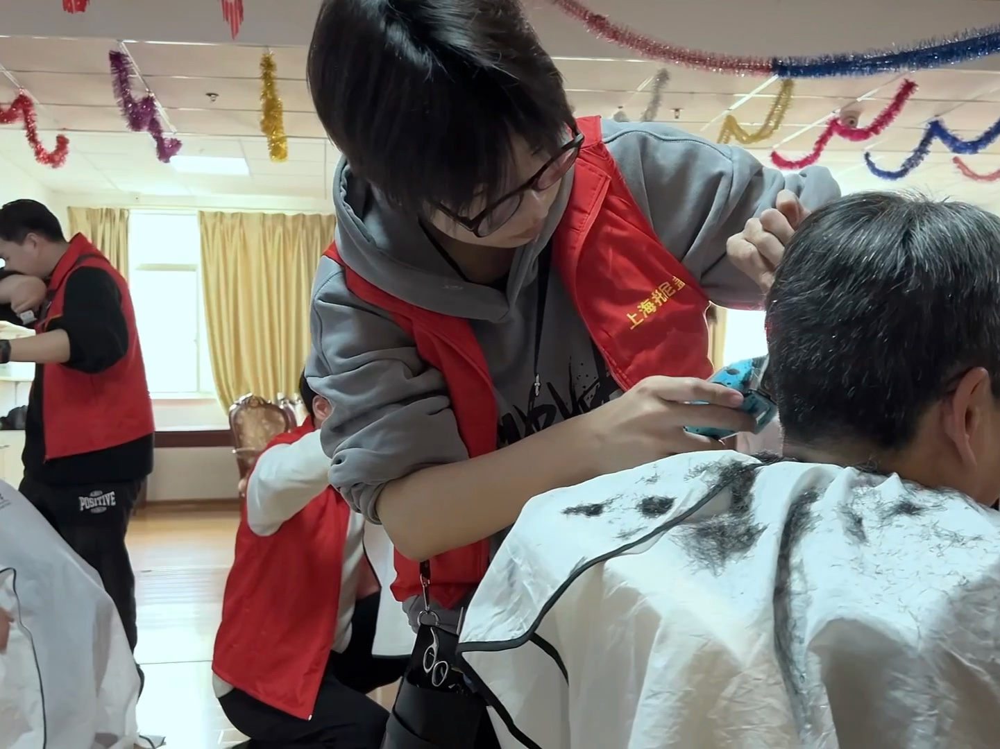 上海托尼盖美发学校学员爱心义剪,为社会做些力所能及的爱心活动