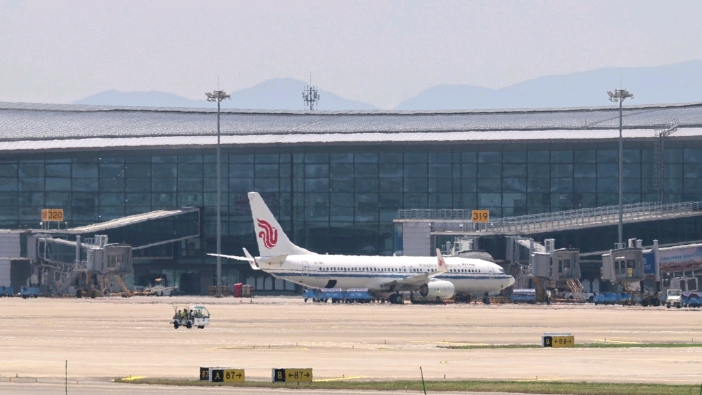 拉进机场的飞机