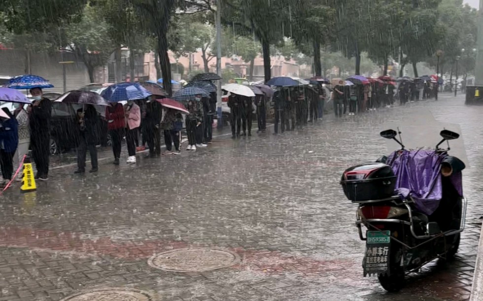 今天温州瓯海区下这么大的暴雨,依然这么多人打着伞排着队做核酸,普通人不容易,打工人更不容易哔哩哔哩bilibili