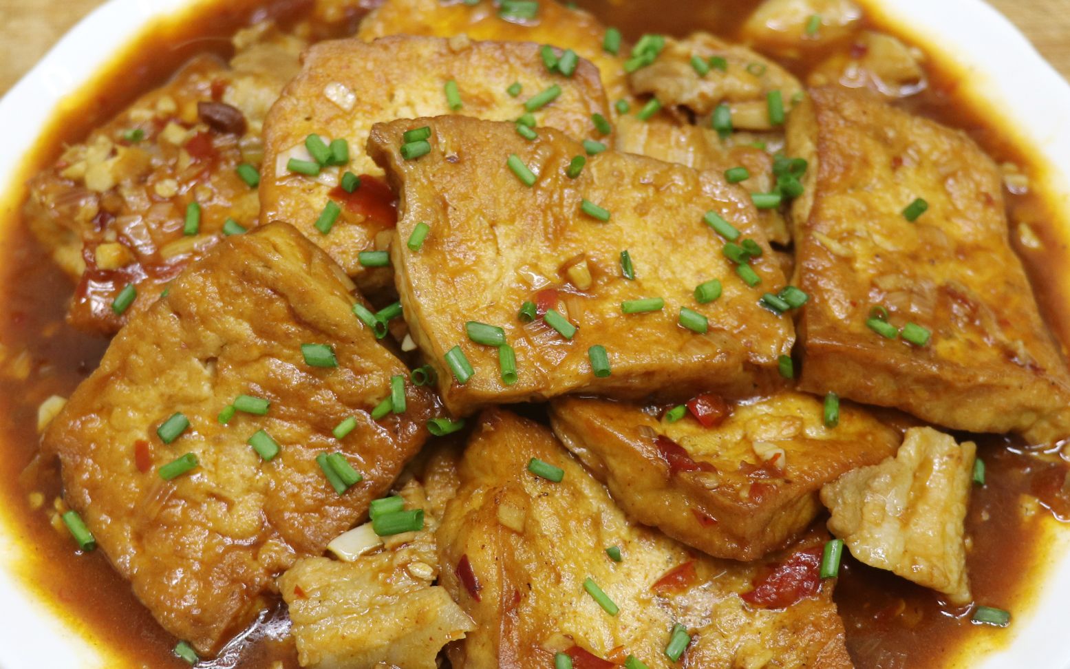 川菜中的一道传统名菜熊掌豆腐的家常做法外香里嫩汁香味浓