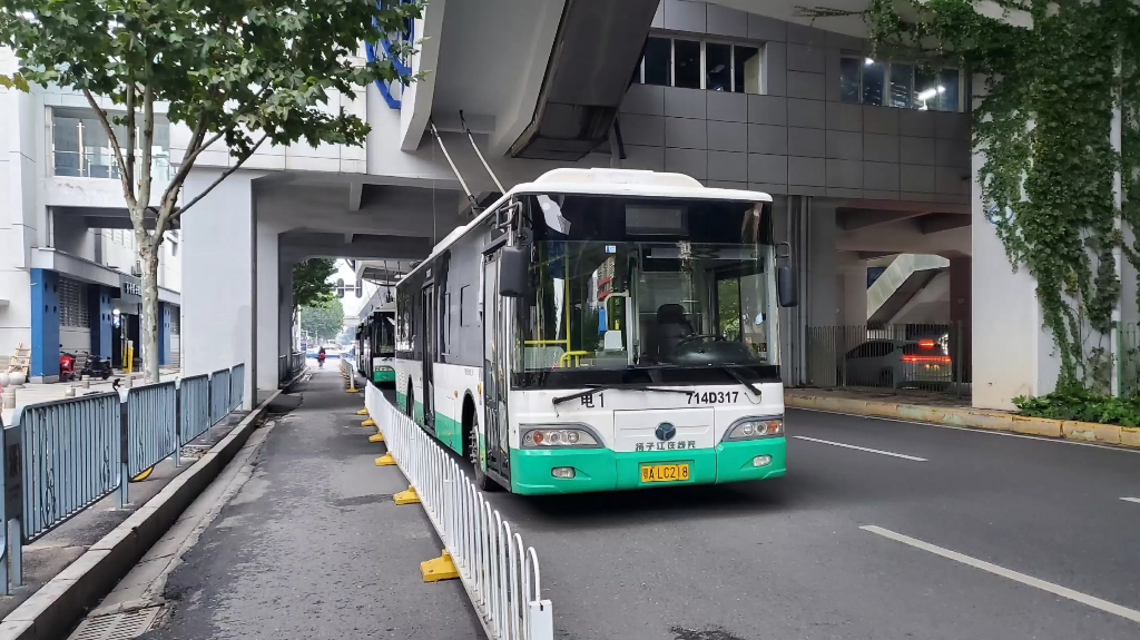 武汉公交集团 扬子江牌wg6124bevh型在线充双源无轨电车走行音.