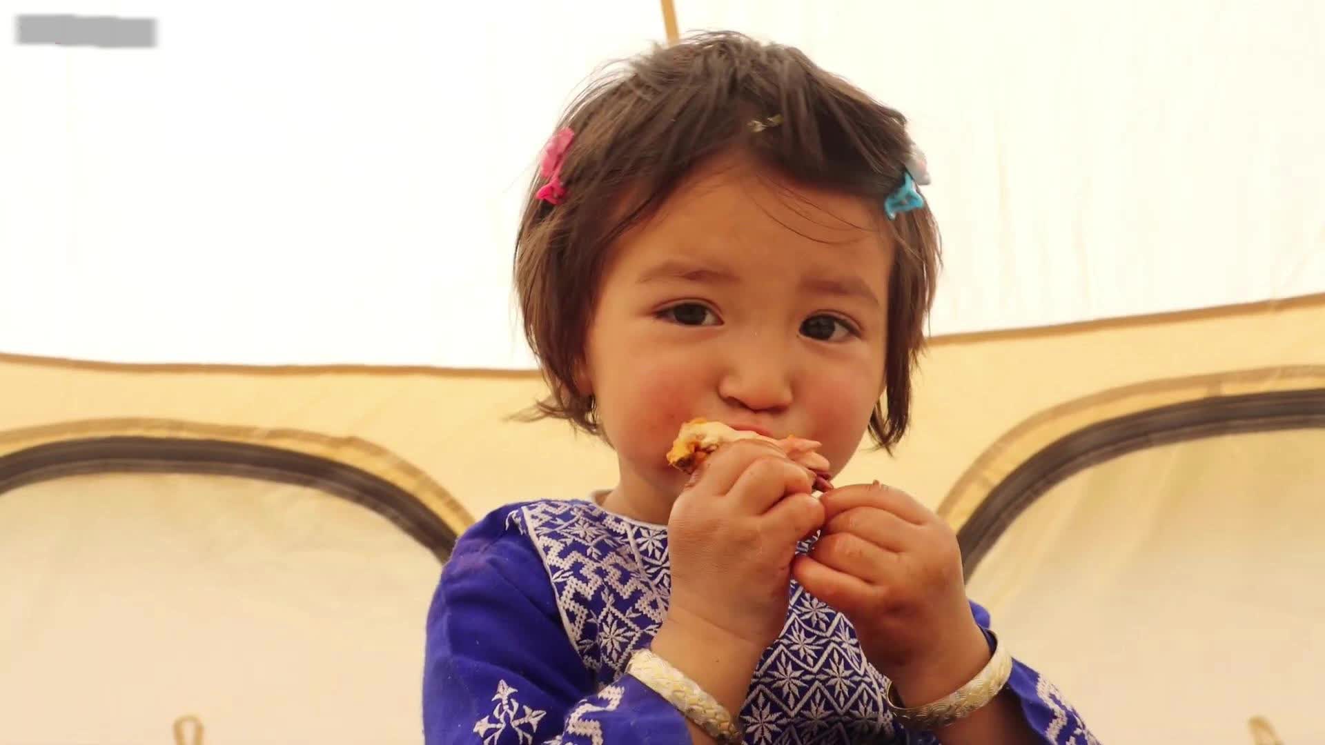 美食127啃鸡腿的牧羊人小女孩