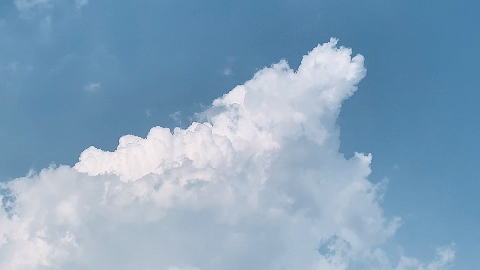 戴上墨镜才敢抬头看云朵