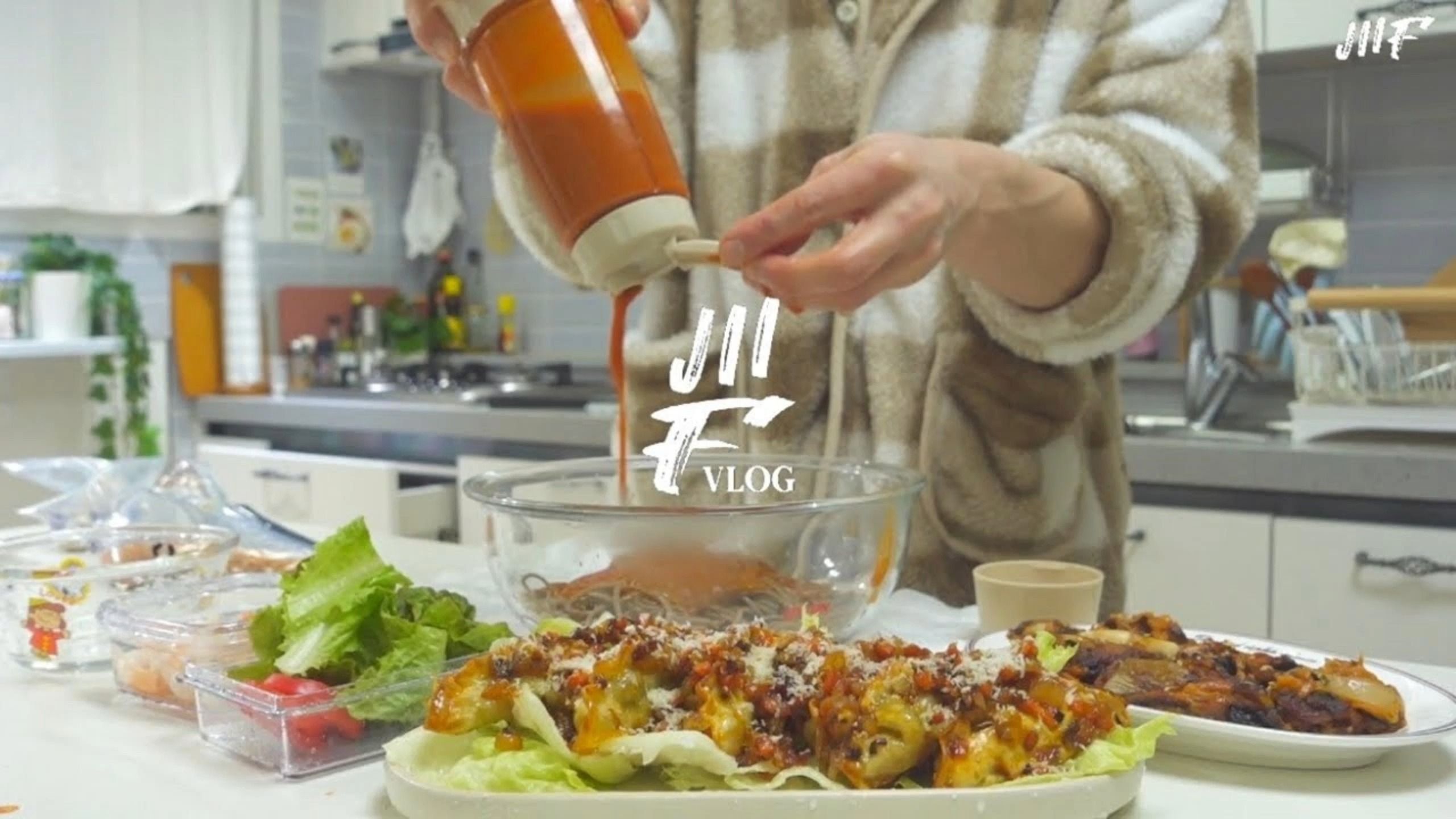 泡菜炒饭,泡菜汤),凉拌番茄荞麦面,牛肉锅饭,橘子点心