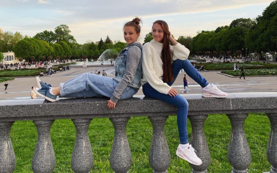 小千金谢尔巴科娃居家健身5妹妹yana也一起上镜啦