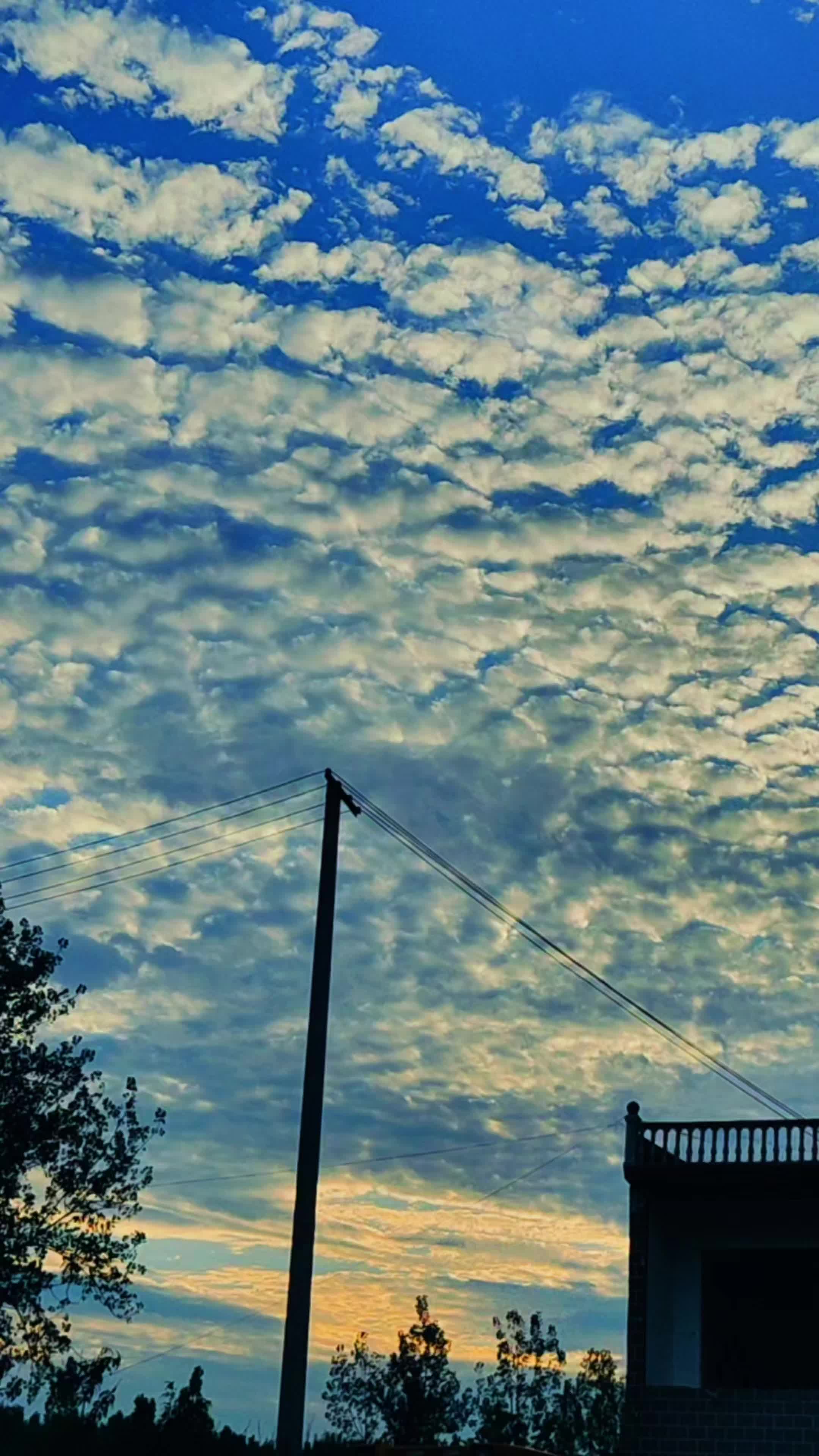 清晨的蓝天白云