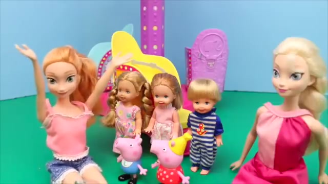 [图]『英语/玩具动漫』小猪佩奇英文版(Peppa Pig)-FROZEN Elsa and Anna Kids Alex & Felicia Ride The