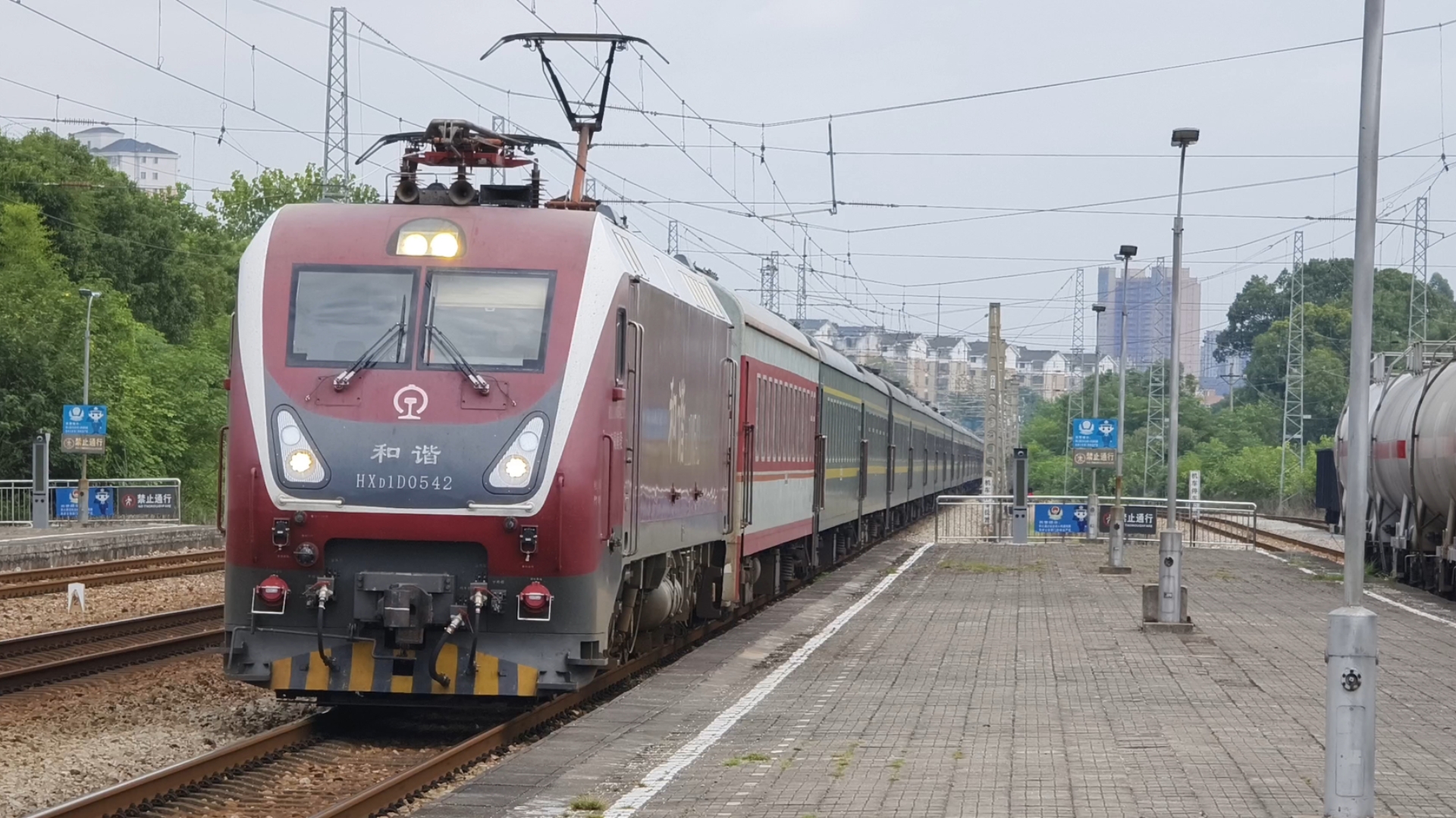 [中国铁路]k1620机后一节原色进入信丰站