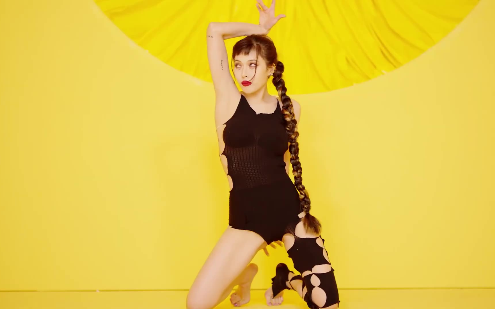 泫雅2021年首次回归主打曲《im not cool》 mv预告,舞蹈好特别啊