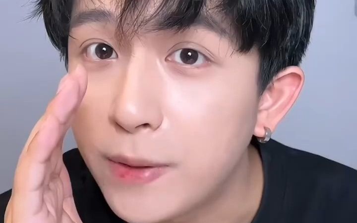 2分钟学会男生伪素颜妆