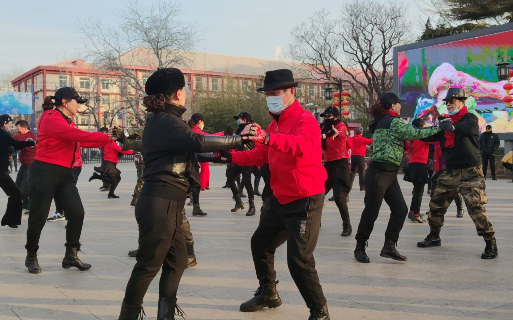 [图]水兵舞《火火的红马鞍》歌声豪迈，舞蹈娴熟流畅