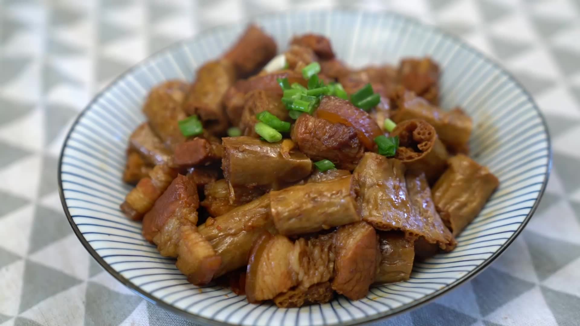 红烧肉的新搭配,比腐竹还好吃的豆棍,口感鲜美颜值高,味道很棒哔哩哔哩bilibili