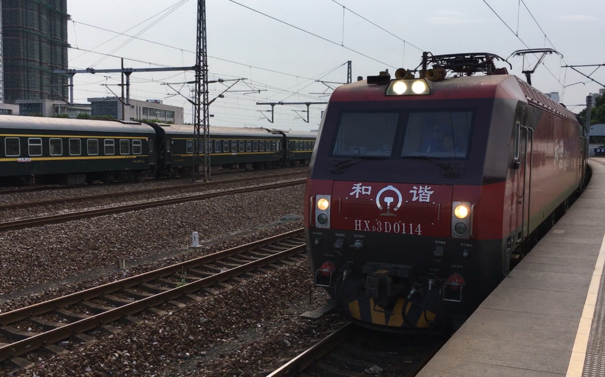 t204次列车进站 轮轨声音丰富 交会出站客车_哔哩哔哩 (゜-゜)つロ