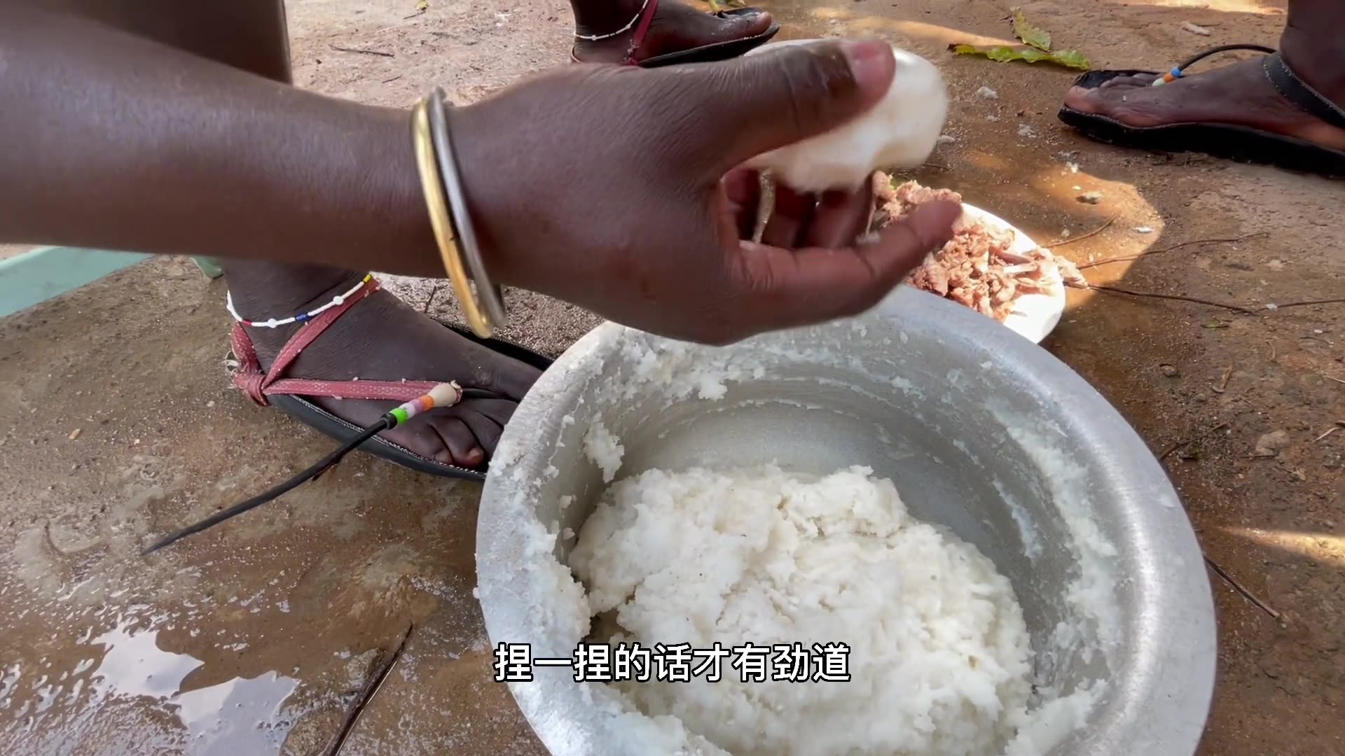 马赛原始人这吃饭太狠了,直接用手抓,这画面简直不敢看,你信吗