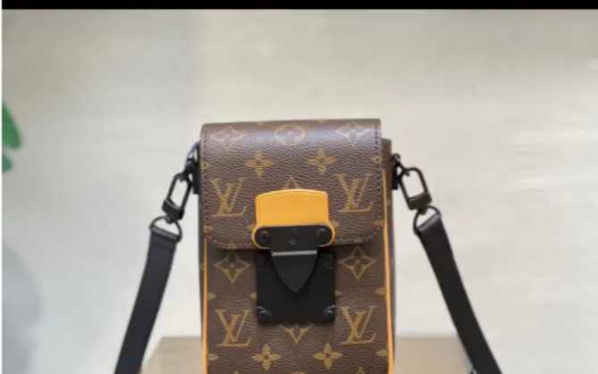 s-lock vertical wearable 钱夹取材路易威登经典 monogram macassar