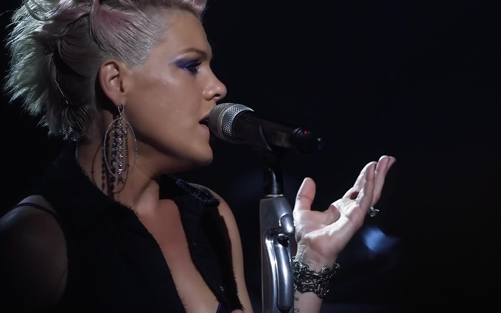 [图]【LIVE现场】P!NK - Try (The Truth About Love - Live From Los Angeles)