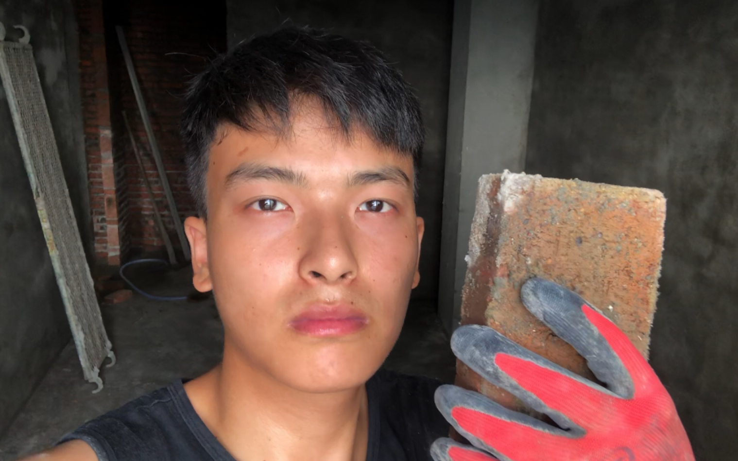 活动  小伙子搬砖第13天,为了生活,水泥腐蚀脚都没在怕!