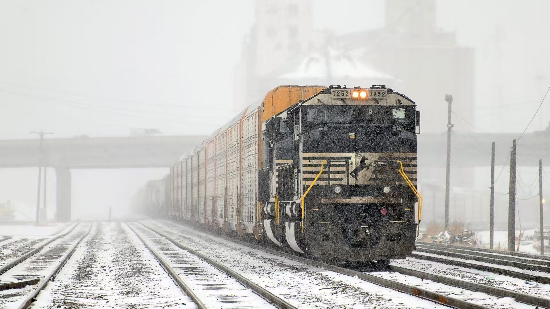 emd sd70ace leading norfolk southern tank train