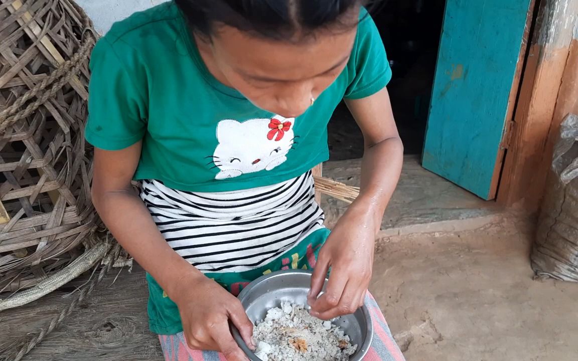 穷人家的女孩不挑食能吃饱饭就心满意足碗吃里的米粒吃得干干净净不