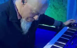 下载视频: Jordan Rudess 分解 5/4 拍～！