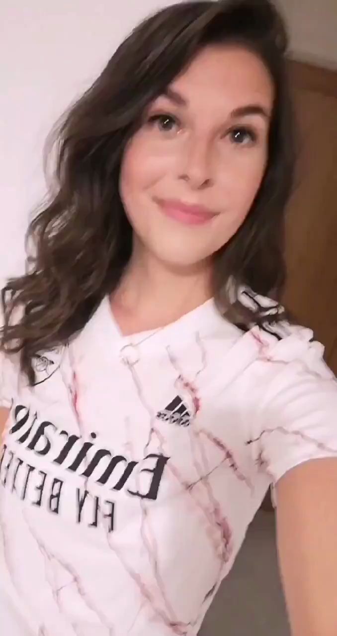 阿森纳著名美女球迷nicole holliday展示客场新球衣