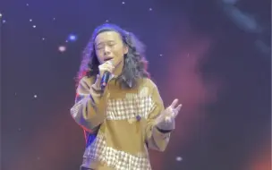 Video herunterladen: 卷毛帅小伙周菲戈深情演绎《Melody》泪点低的慎入