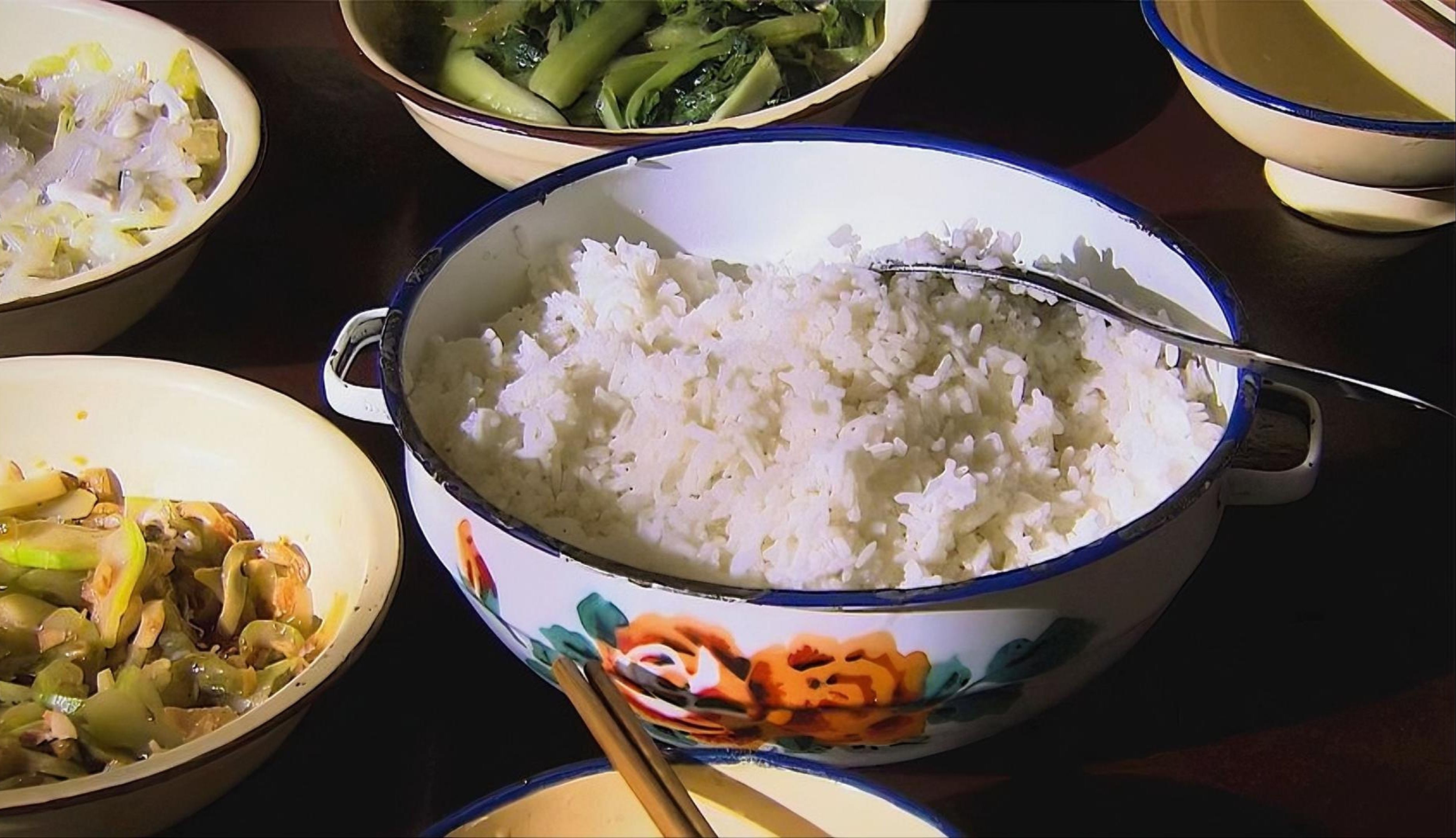 大口吃饭照片图片