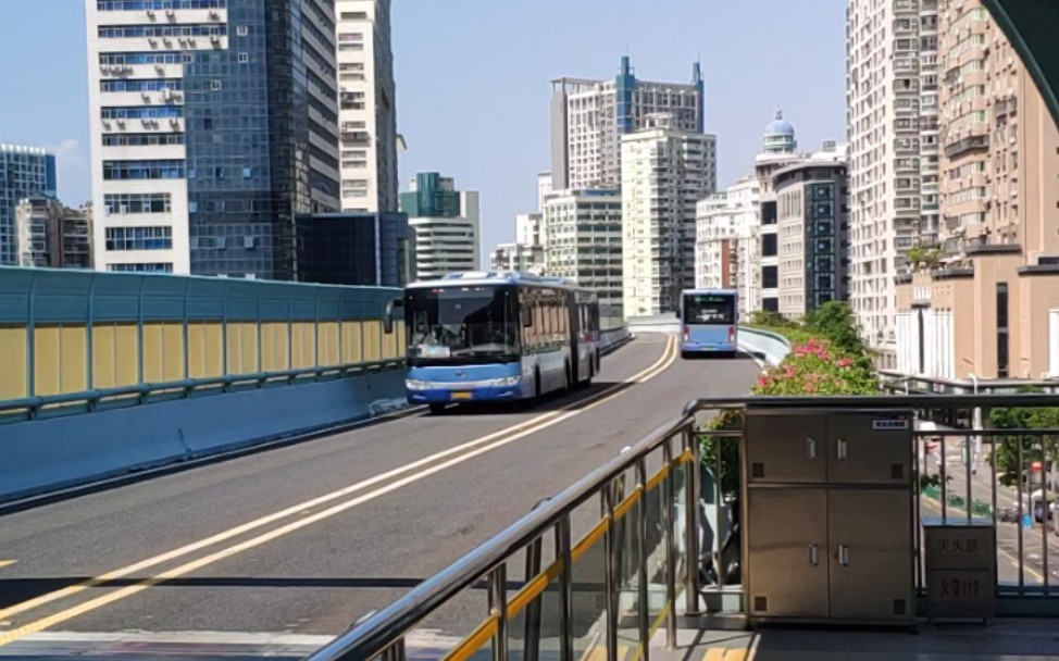 厦门公交brt两代金龙铰接的相会厦门brt火车站站公交进出站