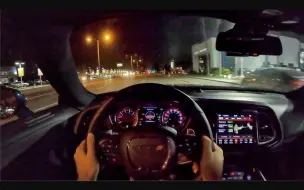 Скачать видео: 第一视角 2020 道奇 Challenger(挑战者) Scat Pack Widebody 夜间 驾驶 体验 (双耳3D音频)