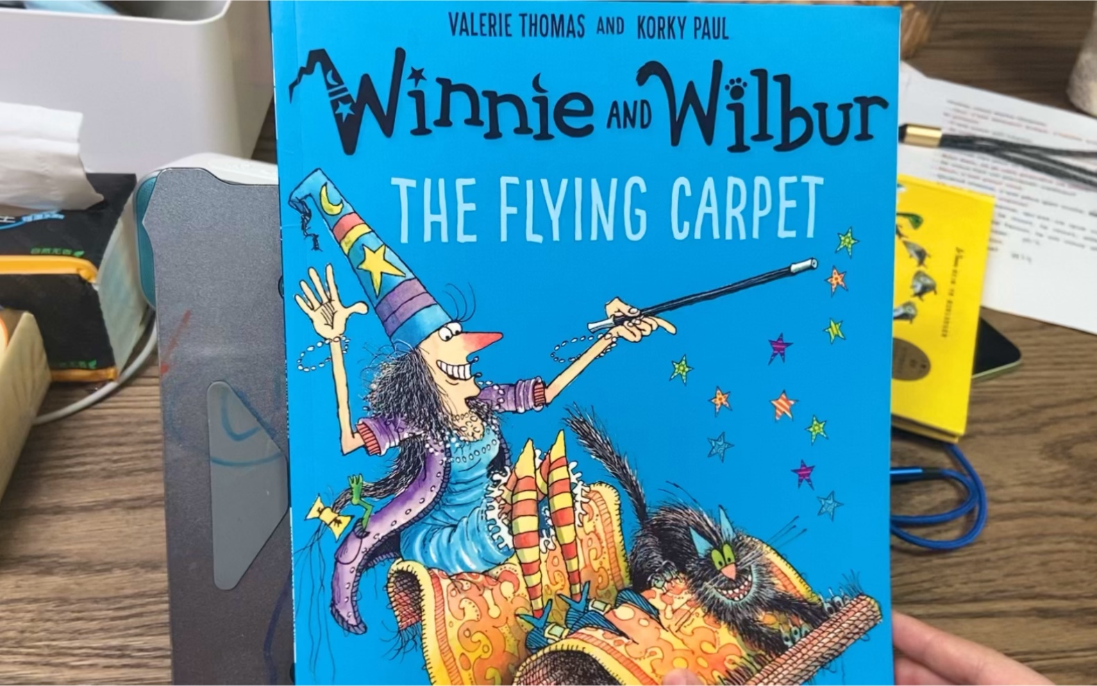 [图]【姐姐读绘本】女巫温妮系列Winnie and Wilbur | The Flying Carpet （四岁五个月）