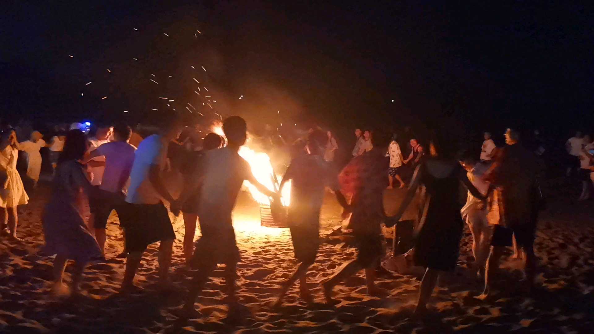 2020年的夏天舟山海滩篝火晚会