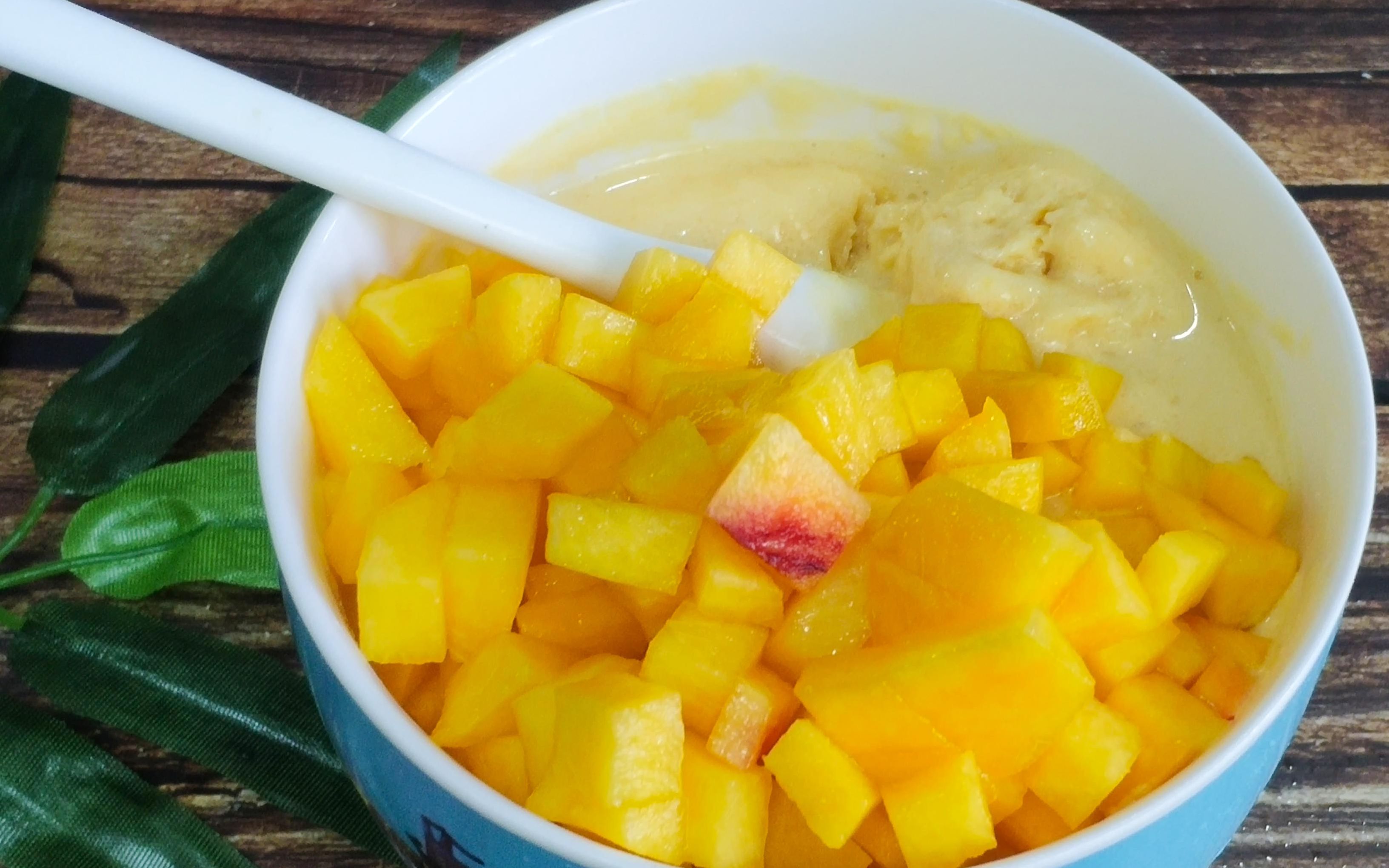 2个黄桃,1瓶牛奶,教你做无任何添加的冰淇淋,家人吃着真放心!