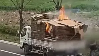 货车运送货物路上突然起火，混凝土搅拌车秒变“消防车”将火扑灭，为司机张兆祥点赞！