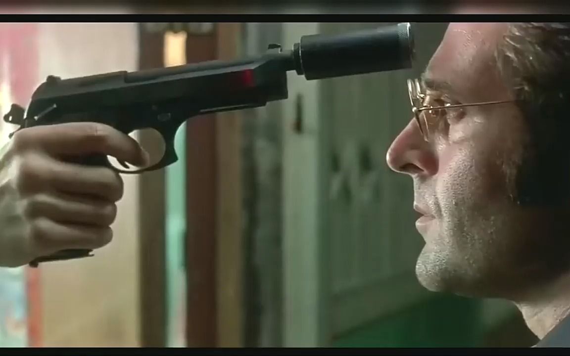 这个东西也许能救命?小伙被人持枪威胁,淡定拿出手榴弹