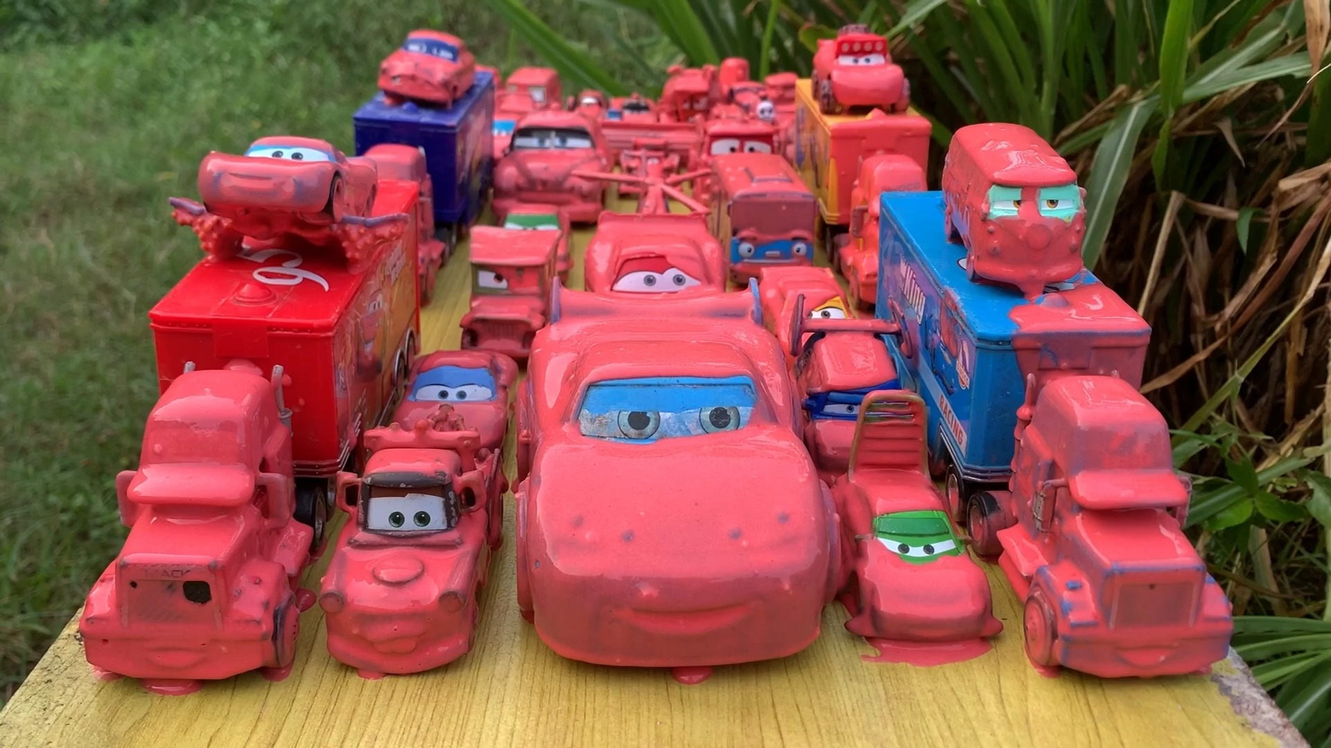 清理泥泞的粉色微型车和迪士尼皮克斯汽车车队!