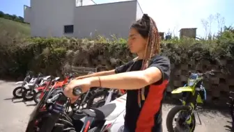 艾琳娜女孩户外生活日记：骑士摩托车越野挑战赛